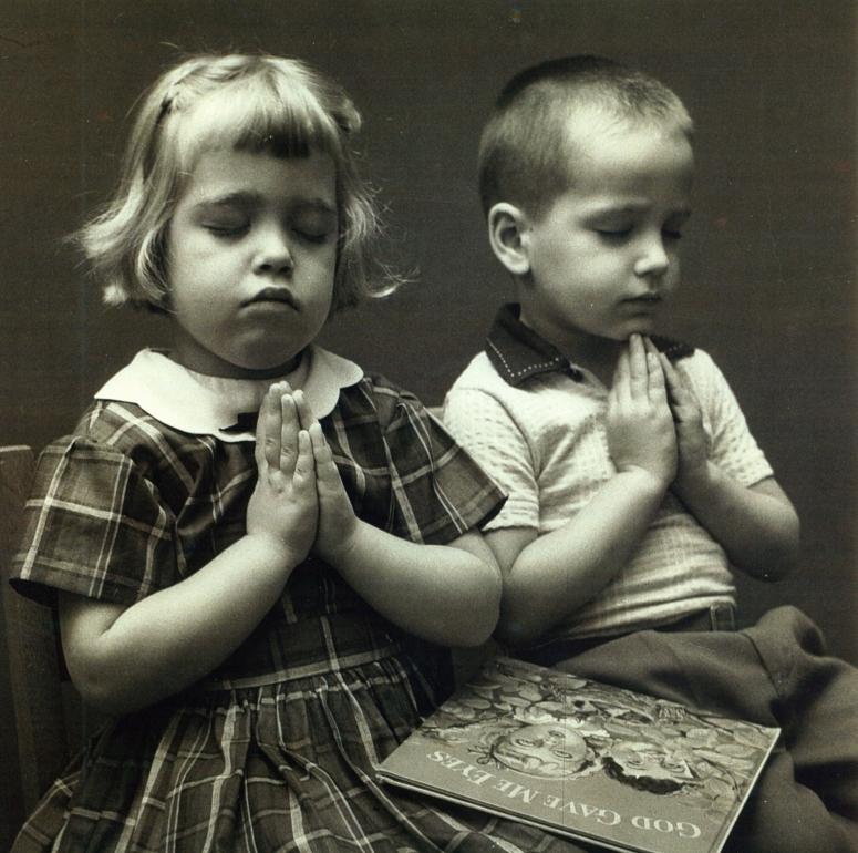 2 children from 1st United Methodist Church praying