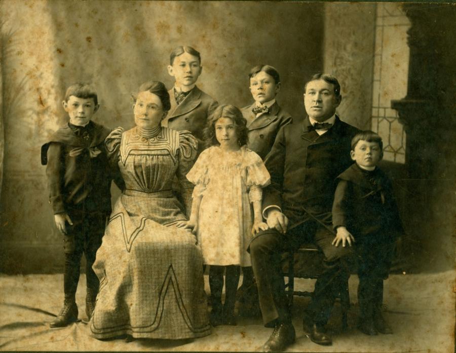 Foy family 1900s 2 adults and 5 children