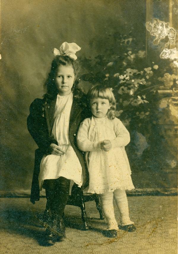 Marie and Laura Lartigue in 1910